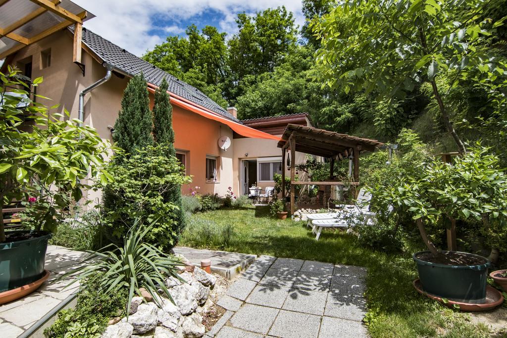 Vagi Apartment Sarvar Luaran gambar