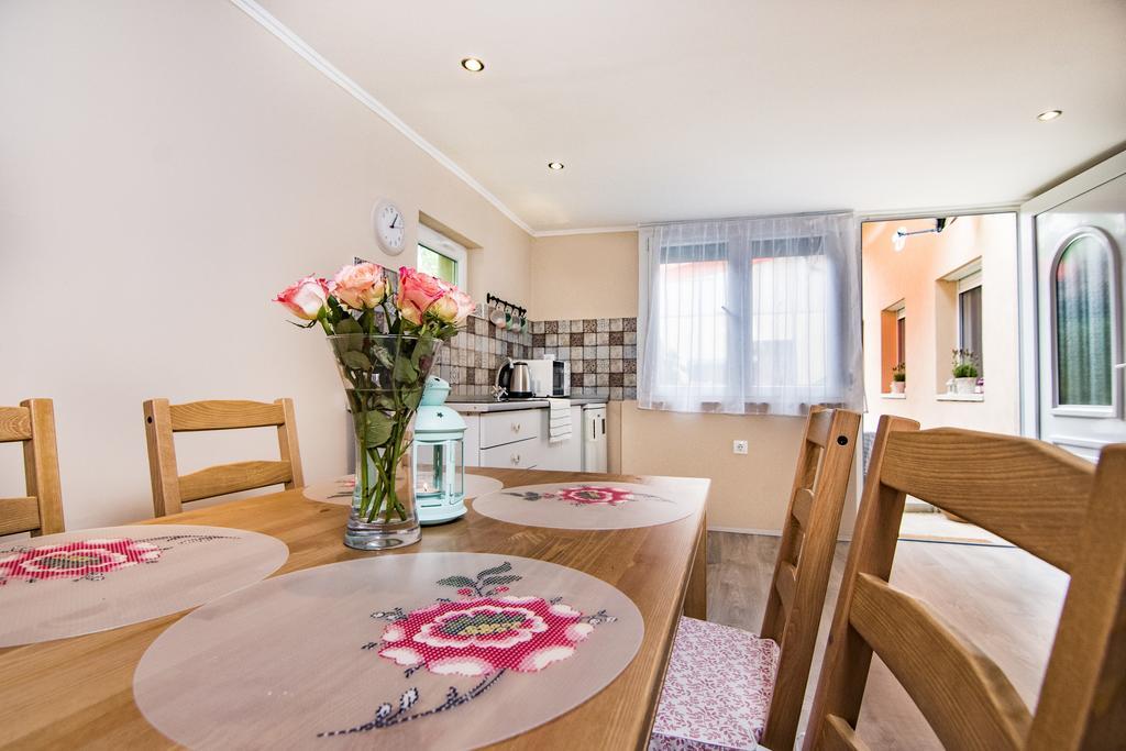 Vagi Apartment Sarvar Luaran gambar